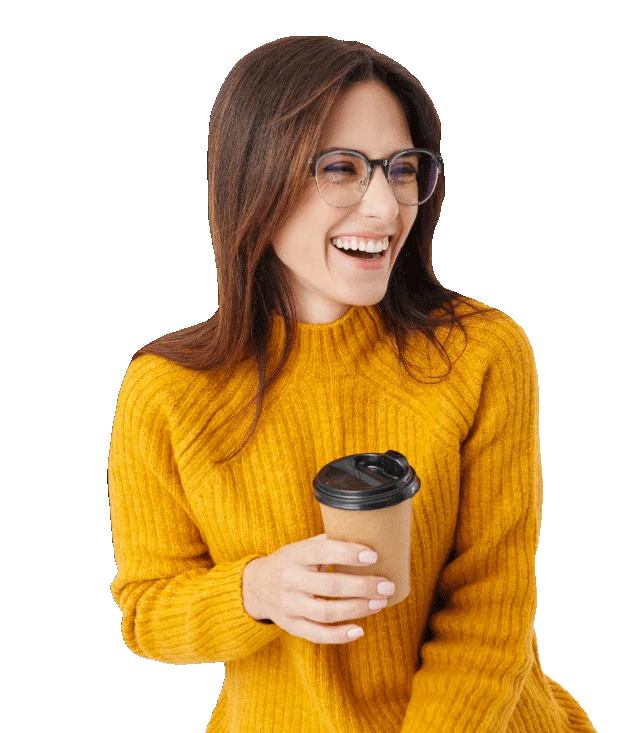Vrouw drinkt koffie met een lach